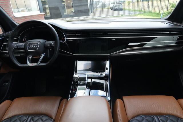 Audi Q7 60 TFSI e Quattro Pro Line S Competition | 489 PK | PHEV | Audi Exclusive | Pano | 360° Camera | Trekhaak Audi Q7 60 TFSI e quattro Pro Line S Competition 489 PK Plug-in Hybrid met 3.0 V6 benzinemotor en 8-traps automatische transmissie, voorzien van een zeer luxe Audi Exclusive interieur, panora
