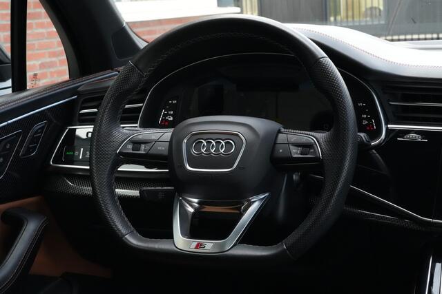 Audi Q7 60 TFSI e Quattro Pro Line S Competition | 489 PK | PHEV | Audi Exclusive | Pano | 360° Camera | Trekhaak Audi Q7 60 TFSI e quattro Pro Line S Competition 489 PK Plug-in Hybrid met 3.0 V6 benzinemotor en 8-traps automatische transmissie, voorzien van een zeer luxe Audi Exclusive interieur, panora