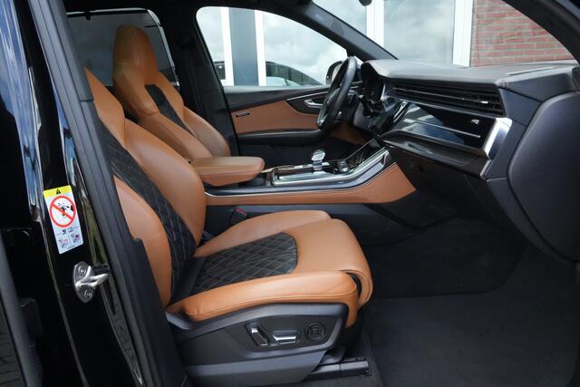 Audi Q7 60 TFSI e Quattro Pro Line S Competition | 489 PK | PHEV | Audi Exclusive | Pano | 360° Camera | Trekhaak Audi Q7 60 TFSI e quattro Pro Line S Competition 489 PK Plug-in Hybrid met 3.0 V6 benzinemotor en 8-traps automatische transmissie, voorzien van een zeer luxe Audi Exclusive interieur, panora