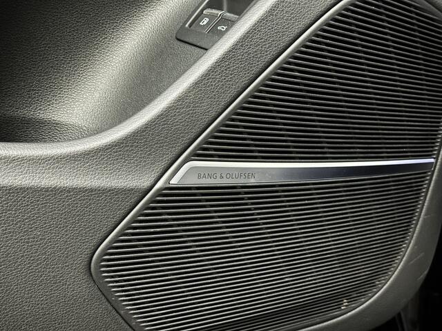 Audi Q8 60 TFSI e 462pk S-Line Competition | RS-Seats | 360 Camera | ACC | Panorama | Luchtvering | B&O Sound | Head-Up | LED-Matrix | Trekhaak | Memory | Stuurverwarming | Sfeerverlichting | Keyless-Entry | Black-Optic | Standkachel | Rijklaar incl. Bovag Garant