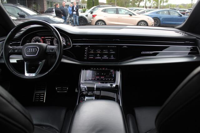 Audi Q8 55 TFSI e quattro Pro Line S / Vol opties!! / Trekhaak / Panoramadak / 360Camera / Head-up / 22'' / Softclose / B&O / Luchtvering / Keyless / Stuurverwarming / Sfeerverlichting / Stoelventilatie + verwarming / Dodehoek /
