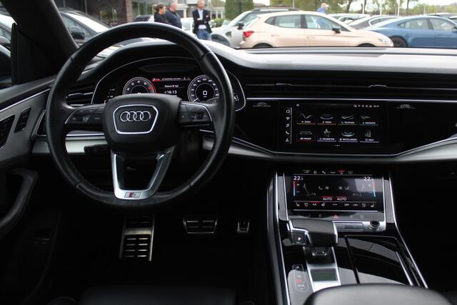 Audi Q8 55 TFSI e quattro Pro Line S / Vol opties!! / Trekhaak / Panoramadak / 360Camera / Head-up / 22'' / Softclose / B&O / Luchtvering / Keyless / Stuurverwarming / Sfeerverlichting / Stoelventilatie + verwarming / Dodehoek /