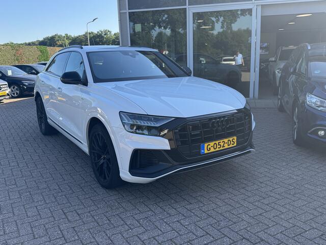 Audi Q8 55 TFSI quattro Pro Line Plus / Trekhaak / Panoramadak / 360Camera / Achterasbesturing / Softclose / 22'' / B&O / Sfeerverlichting / Dodehoek / DAB / Stoelverwarming / ACC