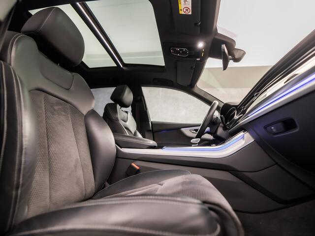 Audi Q8 55 TFSI e quattro S-Line Sport 381Pk Automaat (PANORAMADAK, LUCHTVERING, HEAD-UP DISPLAY, BANG&OLUFSEN, 360 CAMERA, STOELVERWARMING ACHTER, KEYLESS, MATRIX LED, NIEUWSTAAT)