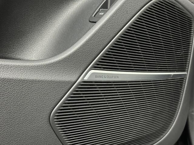 Audi Q8 SQ8 4.0 V8 | RS-Stoelen | Panorama | Massage | Ventilatie | 23'' | B&O Sound | Trekhaak | Bovag Garantie | Carbon | Luchtvering | Black-Optic | Nw.Pr, 220733,= | Memory | Leder | Matrix-LED | Carplay | 57800,= ex bpm en btw export | BTW Auto 81300,= ex b