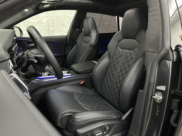 Audi Q8 60e 462PK Competition | RS-Stoelen | 360 Camera | ACC | Carbon | Panorama | Massage | Ventilatie | B&O Sound | Matrix-LED | Luchtvering | Alcantara Hemelbekleding | Stoelverwarming V+A | Sfeerverlichting | Keyless-Entry | ISO-Glas | Zonwering | Standkache