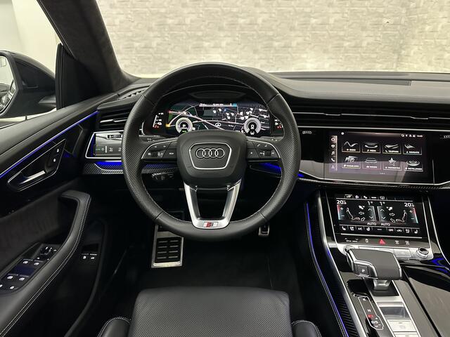 Audi Q8 60e 462PK Competition | RS-Stoelen | 360 Camera | ACC | Carbon | Panorama | Massage | Ventilatie | B&O Sound | Matrix-LED | Luchtvering | Alcantara Hemelbekleding | Stoelverwarming V+A | Sfeerverlichting | Keyless-Entry | ISO-Glas | Zonwering | Standkache