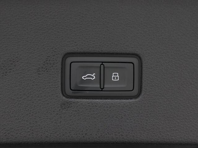 Audi Q8 Pro Line S Competition 60 TFSI e | 490 PK | Sportstoelen plus | Leder Valcona interieur | Glazen Panoramadak | Softclose | Trekhaak & aanhangerassistent |