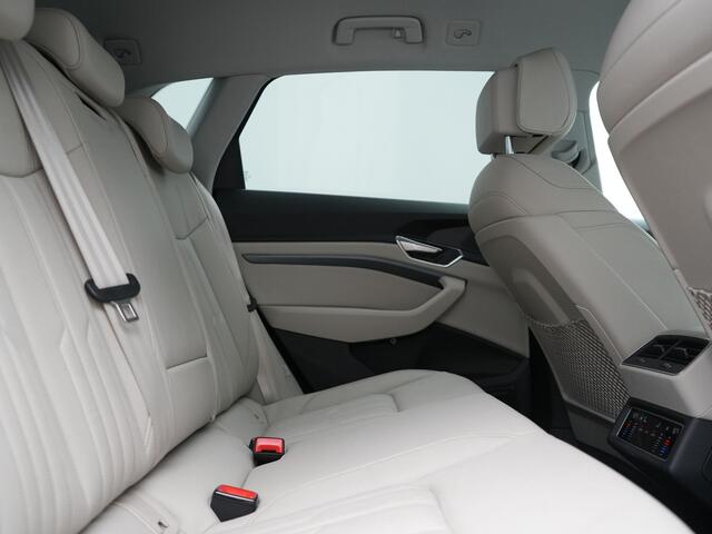 Audi Q8 e-tron 55 quattro S Line 114 kWh 408pk Dealer O.H | Trekhaak Afn. | Adaptive Cruise | Camera | Head Up | Matrix LED | Lederen Sportstoelen Memory & Ventilatie | Apple Carplay | Virtual | Stoelverwarming | Navigatie | DAB | 20"L.M |