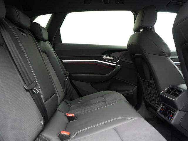 Audi Q8 e-tron 55 Quattro S Line 114 kWh 408pk Dealer O.H. | Trekhaak Afn. | Luchtvering | Adaptive Cruise | Head Up | Matrix LED | Camera | Alcantara Sportstoelen Verwarmd | Sfeerverlichting | Keyless | Navigatie | Virtual | DAB |