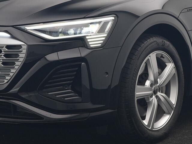 Audi Q8 e-tron 55 Quattro S Line 114 kWh 408pk Dealer O.H. | Trekhaak Afn. | Luchtvering | Adaptive Cruise | Head Up | Matrix LED | Camera | Alcantara Sportstoelen Verwarmd | Sfeerverlichting | Keyless | Navigatie | Virtual | DAB |