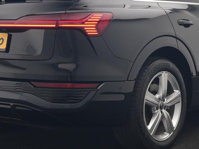 Audi Q8 e-tron 55 Quattro S Line 114 kWh 408pk Dealer O.H. | Trekhaak Afn. | Luchtvering | Adaptive Cruise | Head Up | Matrix LED | Camera | Alcantara Sportstoelen Verwarmd | Sfeerverlichting | Keyless | Navigatie | Virtual | DAB |