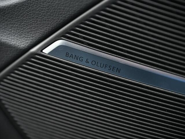 Audi Q8 60 TFSI e quattro Pro Line S Competition | Panoramadak | Stoelmassage + Ventilatie | 360 Camera | B&O | Adaptive Cruise | Luchtvering | Ambiance Interieur | Stoelverwarming V+A | Memory Seat | Trekhaak |