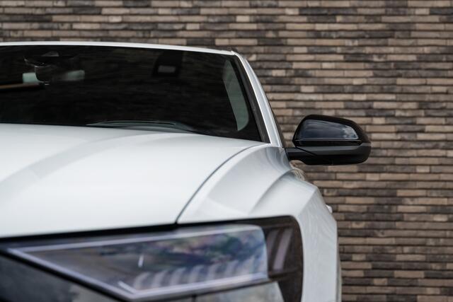 Audi Q8 55 TFSI e quattro S-Line | Navi | Leder | B&O | Trekhaak | Luchtvering | Camera | 23"LM | Head-Up | Wit Metallic