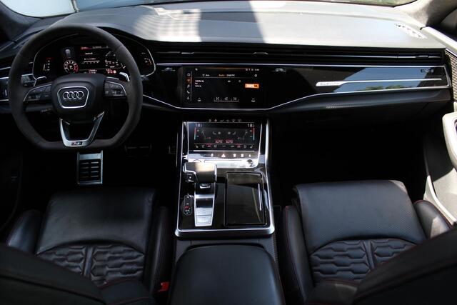 Audi Q8 4.0 TFSI RS Q8 quattro 600pk | Keramische remschijven | Alcantara hemel | Luchtvering | Bang & Olufsen premium audio | Elektrisch wegklapbare trekhaak | Stoelverwarming/ventilatie | Stuurverwarming | Achterbank verwarmd | Elektrisch verstelbare stoelen met memory | 360* Camera | Alcantara stuur | Keyless entry/start | Soft close | Stuurverwarming | Head-Up display |