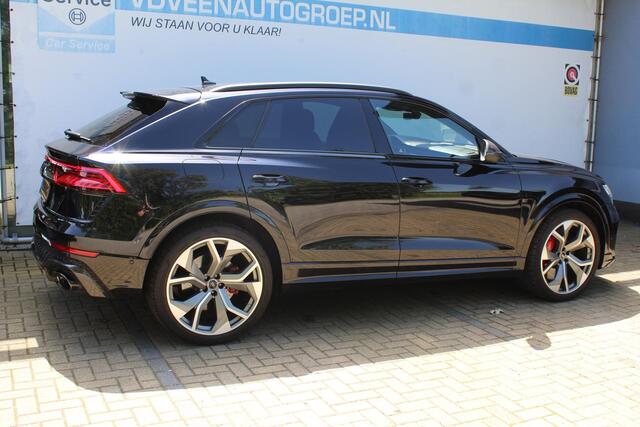 Audi Q8 4.0 TFSI RS Q8 quattro 600pk | Keramische remschijven | Alcantara hemel | Luchtvering | Bang & Olufsen premium audio | Elektrisch wegklapbare trekhaak | Stoelverwarming/ventilatie | Stuurverwarming | Achterbank verwarmd | Elektrisch verstelbare stoelen met memory | 360* Camera | Alcantara stuur | Keyless entry/start | Soft close | Stuurverwarming | Head-Up display |
