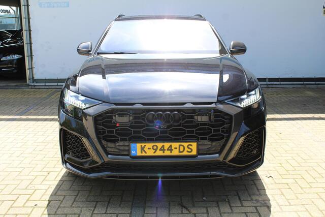Audi Q8 4.0 TFSI RS Q8 quattro 600pk | Keramische remschijven | Alcantara hemel | Luchtvering | Bang & Olufsen premium audio | Elektrisch wegklapbare trekhaak | Stoelverwarming/ventilatie | Stuurverwarming | Achterbank verwarmd | Elektrisch verstelbare stoelen met memory | 360* Camera | Alcantara stuur | Keyless entry/start | Soft close | Stuurverwarming | Head-Up display |