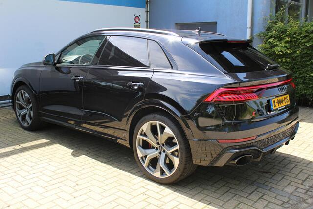 Audi Q8 4.0 TFSI RS Q8 quattro 600pk | Keramische remschijven | Alcantara hemel | Luchtvering | Bang & Olufsen premium audio | Elektrisch wegklapbare trekhaak | Stoelverwarming/ventilatie | Stuurverwarming | Achterbank verwarmd | Elektrisch verstelbare stoelen met memory | 360* Camera | Alcantara stuur | Keyless entry/start | Soft close | Stuurverwarming | Head-Up display |