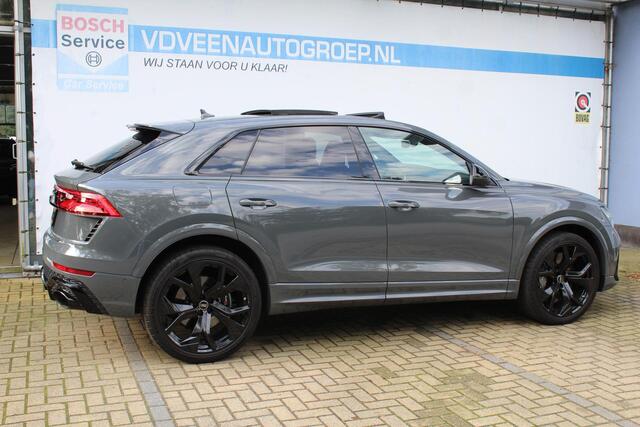 Audi Q8 4.0 TFSI RS Q8 quattro 600pk | Panorama dak | Keramische remschijven | Alcantara hemel | Luchtvering | Bang & Olufsen premium audio | Elektrisch wegklapbare trekhaak | Stoelverwarming/ventilatie | Stuurverwarming | Achterbank verwarmd | Elektrisch verstelbare stoelen met memory | Massage stoelen | Night Vision | 360° Camera | Alcantara stuur | Keyless entry/start | Soft close | Stuurverwarming |