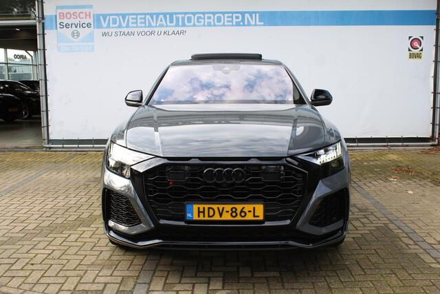 Audi Q8 4.0 TFSI RS Q8 quattro 600pk | Panorama dak | Keramische remschijven | Alcantara hemel | Luchtvering | Bang & Olufsen premium audio | Elektrisch wegklapbare trekhaak | Stoelverwarming/ventilatie | Stuurverwarming | Achterbank verwarmd | Elektrisch verstelbare stoelen met memory | Massage stoelen | Night Vision | 360° Camera | Alcantara stuur | Keyless entry/start | Soft close | Stuurverwarming |