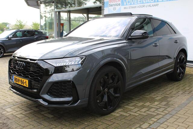 Audi Q8 4.0 TFSI RS Q8 quattro 600pk | Panorama dak | Keramische remschijven | Alcantara hemel | Luchtvering | Bang & Olufsen premium audio | Elektrisch wegklapbare trekhaak | Stoelverwarming/ventilatie | Stuurverwarming | Achterbank verwarmd | Elektrisch verstelbare stoelen met memory | Massage stoelen | Night Vision | 360° Camera | Alcantara stuur | Keyless entry/start | Soft close | Stuurverwarming |