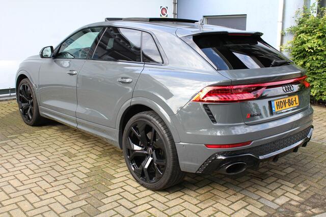 Audi Q8 4.0 TFSI RS Q8 quattro 600pk | Panorama dak | Keramische remschijven | Alcantara hemel | Luchtvering | Bang & Olufsen premium audio | Elektrisch wegklapbare trekhaak | Stoelverwarming/ventilatie | Stuurverwarming | Achterbank verwarmd | Elektrisch verstelbare stoelen met memory | Massage stoelen | Night Vision | 360° Camera | Alcantara stuur | Keyless entry/start | Soft close | Stuurverwarming |
