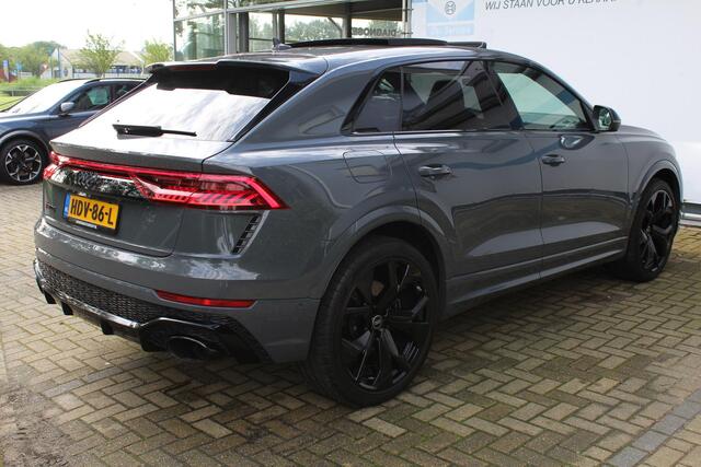 Audi Q8 4.0 TFSI RS Q8 quattro 600pk | Panorama dak | Keramische remschijven | Alcantara hemel | Luchtvering | Bang & Olufsen premium audio | Elektrisch wegklapbare trekhaak | Stoelverwarming/ventilatie | Stuurverwarming | Achterbank verwarmd | Elektrisch verstelbare stoelen met memory | Massage stoelen | Night Vision | 360° Camera | Alcantara stuur | Keyless entry/start | Soft close | Stuurverwarming |