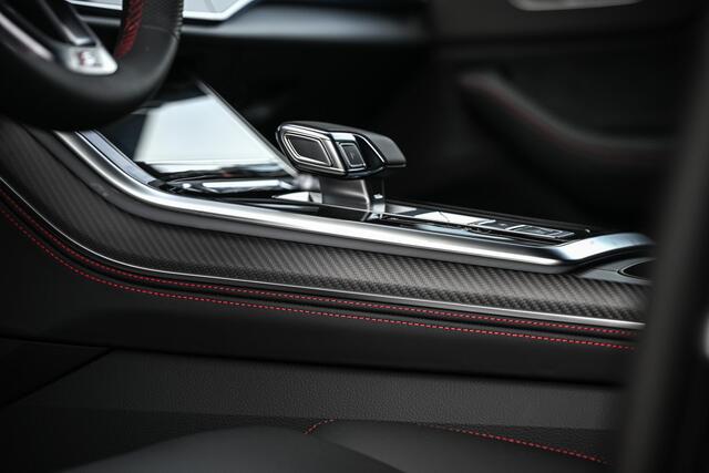 Audi Q8 E-Hybrid Quattro 360KW Competition Plus | Panoramadak | 5 Jr Garantie | Alcantara Hemelbekleding | Carbon Inleg | Stoelmassage + Ventilatie | Achterasbesturing | 360 Camera | B&O Sound | HUD | OLED | Soft Close | Ambiance Interieur |