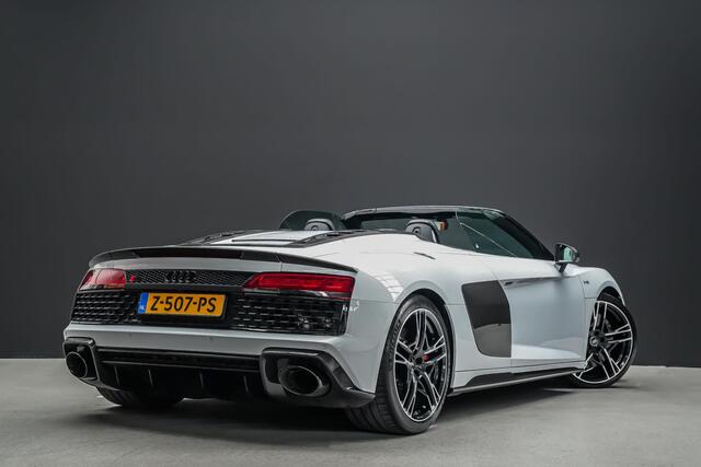 Audi R8 Spyder 5.2 V10 620pk performance quattro |Suzuka Grau|dealer onderhouden|Carbon exterieur|Carbon interieur|Audi Exclusive|digital cockpit|Bang & Olufsen|keramisch|Apple Carplay|DAB|stoelverwarming|
