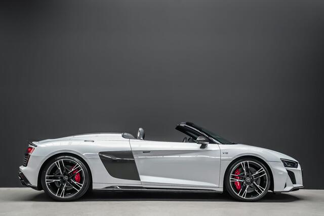 Audi R8 Spyder 5.2 V10 620pk performance quattro |Suzuka Grau|dealer onderhouden|Carbon exterieur|Carbon interieur|Audi Exclusive|digital cockpit|Bang & Olufsen|keramisch|Apple Carplay|DAB|stoelverwarming|