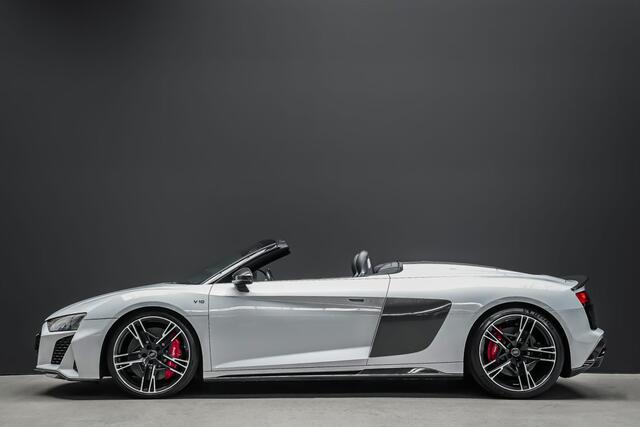 Audi R8 Spyder 5.2 V10 620pk performance quattro |Suzuka Grau|dealer onderhouden|Carbon exterieur|Carbon interieur|Audi Exclusive|digital cockpit|Bang & Olufsen|keramisch|Apple Carplay|DAB|stoelverwarming|