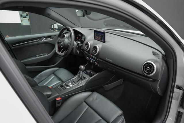 Audi RS3 Sportback 2.5 400pk TFSI quattro |RS-stoelen|ABT|custom stuur|bluetooth|navigatie|stoelverwarming|parkeersensoren voor en achter|LED-dagrijverlichting|