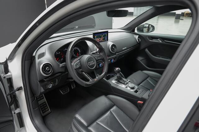 Audi RS3 Sportback 2.5 400pk TFSI quattro |RS-stoelen|ABT|custom stuur|bluetooth|navigatie|stoelverwarming|parkeersensoren voor en achter|LED-dagrijverlichting|