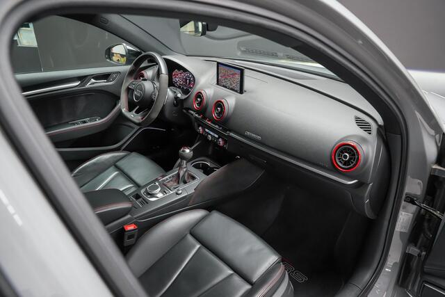 Audi RS3 Limousine 2.5 460pk TFSI quattro |APR stage 1|APR carbon air intake|Akrapovic|RS-stoelen|Bang&Olufsen|digital cockpit|Apple Carplay|Matrix-LED|blind spot|
