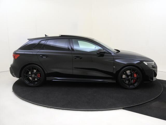 Audi RS3 2.5 TFSI quattro | Panoramadak | RS-schaalstoelen | Head-op display | RS-sportuitlaat | SONOS audio | Parkeerassistent | Dodehoek detectie |