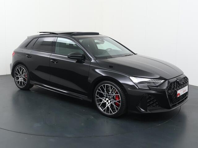 Audi RS3 Sportback 2.5 FSI 295 kW / 400 PK | Sonos premium 3d | Pneumatische lendensteunen | Velgen 10-kr.sp. zwart | Topsnelheid 280 km/h | Glazen panoramadak | Rs-sportuitlaatsysteem | Assis.pak driving+parking plus | Climate pakket plus | Matrix koplampen | Com
