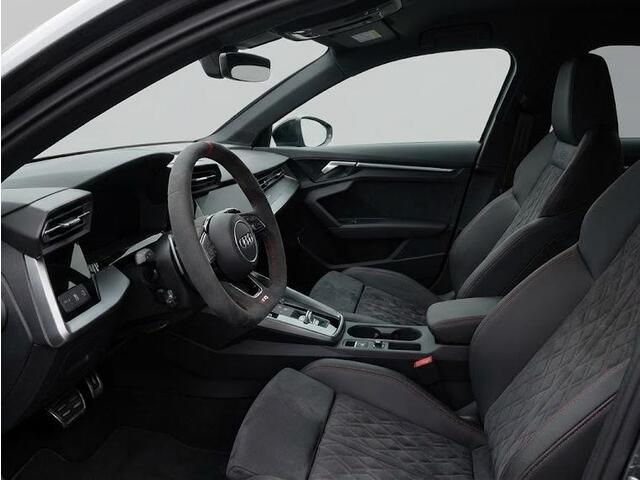 Audi RS3 A3 Limousine 2.5 TFSI quattro 400pk | Panoramadak | 3-spaaks sport afgevlakt stuurwiel | Adaptief onderstel | SONOS Premium 3D Audio