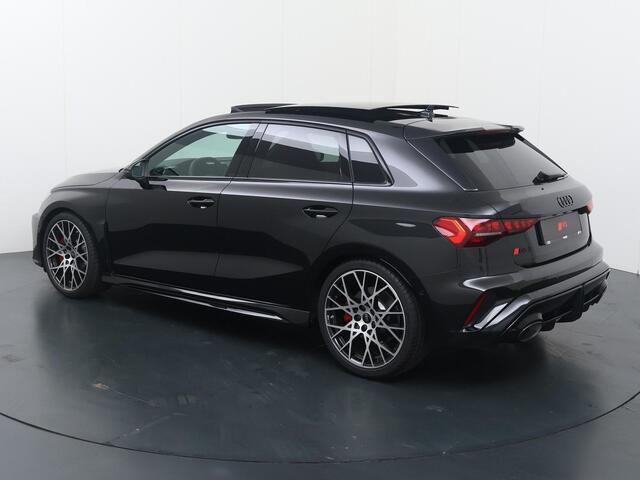 Audi RS3 Sportback 2.5 FSI 295 kW / 400 PK | Sonos premium 3d | Pneumatische lendensteunen | Velgen 10-kr.sp. zwart | Topsnelheid 280 km/h | Glazen panoramadak | Rs-sportuitlaatsysteem | Assis.pak driving+parking plus | Climate pakket plus | Matrix koplampen | Com