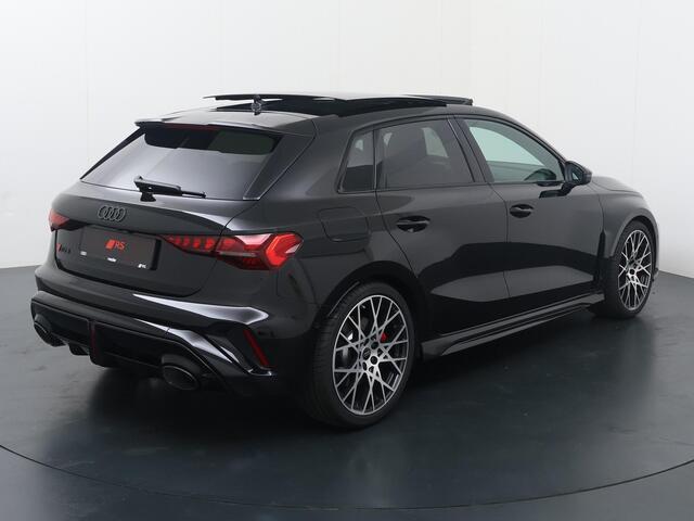 Audi RS3 Sportback 2.5 FSI 295 kW / 400 PK | Sonos premium 3d | Pneumatische lendensteunen | Velgen 10-kr.sp. zwart | Topsnelheid 280 km/h | Glazen panoramadak | Rs-sportuitlaatsysteem | Assis.pak driving+parking plus | Climate pakket plus | Matrix koplampen | Com