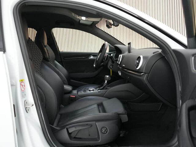 Audi RS3 Sportback 2.5 400pk TFSI quattro |RS-seats|ABT veren|ABT frontlip & difussor|ABT 19" LMV|custom stuur|bluetooth|navigatie|stoelverwarming|parkeersensoren voor en achter|LED-dagrijverlichting|