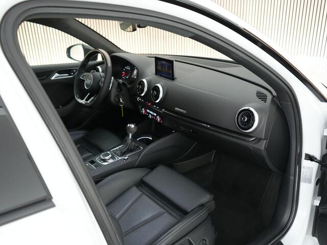 Audi RS3 Sportback 2.5 400pk TFSI quattro |RS-seats|ABT veren|ABT frontlip & difussor|ABT 19" LMV|custom stuur|bluetooth|navigatie|stoelverwarming|parkeersensoren voor en achter|LED-dagrijverlichting|