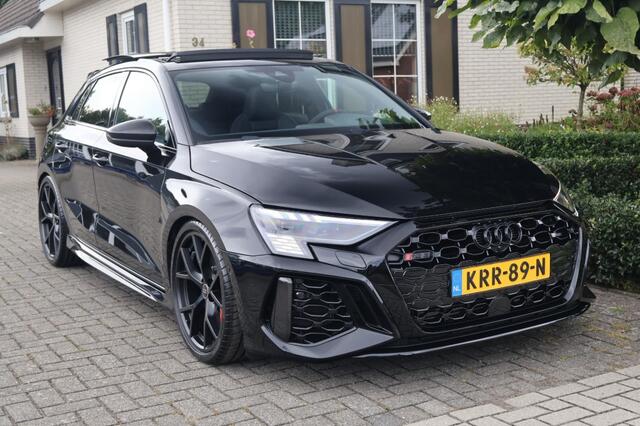 Audi RS3 Sportback (400PK) Keramisch/Pano/RS uitlaat/HUD/VOL opties!