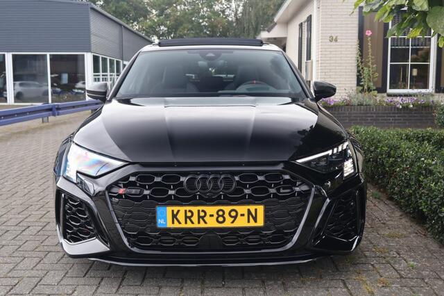 Audi RS3 Sportback (400PK) Keramisch/Pano/RS uitlaat/HUD/VOL opties!
