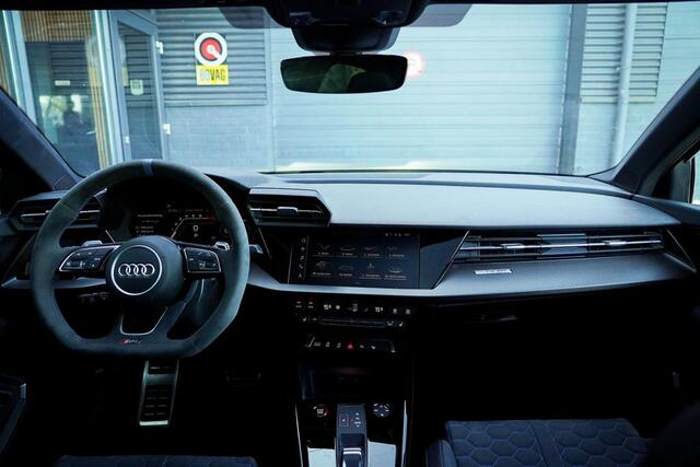 Audi RS3 A3 Limousine 2.5 TFSI quattro / 1 van 300 / Keramisch / Pano / Kuipstoelen / B&O