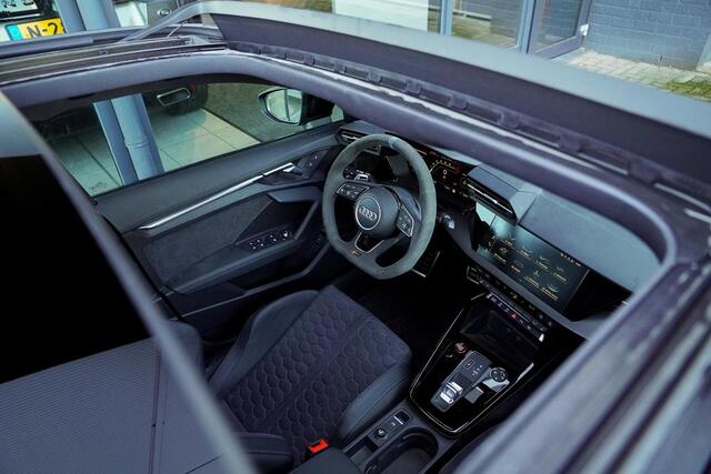 Audi RS3 A3 Limousine 2.5 TFSI quattro / 1 van 300 / Keramisch / Pano / Kuipstoelen / B&O