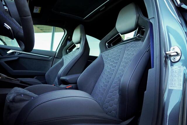 Audi RS3 Limousine 2.5 TFSI quattro / 1 van 300 / Keramisch / Pano / Kuipstoelen / B&O