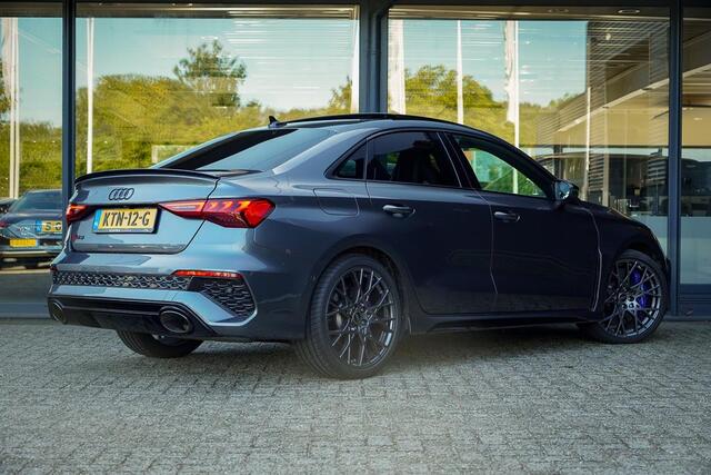 Audi RS3 Limousine 2.5 TFSI quattro / 1 van 300 / Keramisch / Pano / Kuipstoelen / B&O