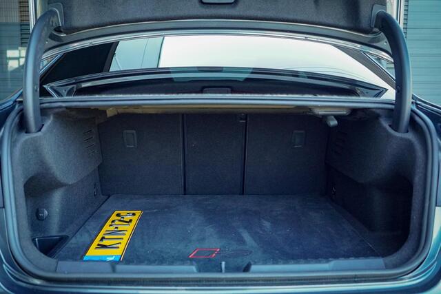 Audi RS3 Limousine 2.5 TFSI quattro / 1 van 300 / Keramisch / Pano / Kuipstoelen / B&O