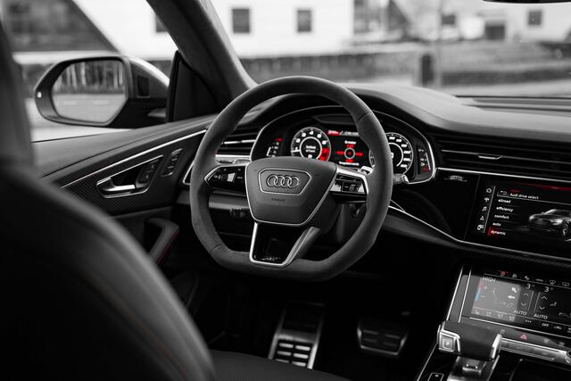 Audi RSQ8 ABT RSQ8-S 700PK | ABT HR23 Glossy Black | Dynamic plus | Carbon exterieur | Designo Mystic blauw (Audi Exclusive) | Keramische remmen | Panorama dak | alcantara hemel | RS Design pakket rood Assistentie pakket plus | Uitgebreid leder pakket | Head-up | M