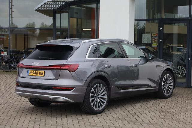 Audi e-tron e-tron 50 quattro Launch edition plus 71 kWh 313PK / 230kW, Panoramadak, 20" LMV, trekhaak, zwart lederen bekleding, luchtvering, elektrische stoelverstelling met geheugen, elektrische achterklep, NL auto dealeronderhouden, privacy glas, LED verlichting, 
